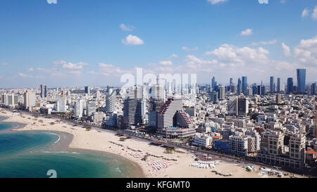 Tel Aviv Küste und die Skyline vom Mittelmeer gesehen. Stockfoto