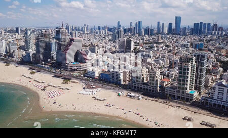 Tel Aviv Küste und die Skyline vom Mittelmeer gesehen. Stockfoto