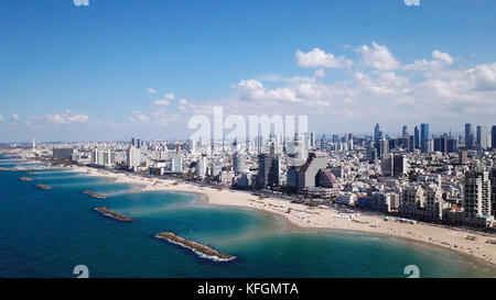 Tel Aviv Küste und die Skyline vom Mittelmeer gesehen. Stockfoto