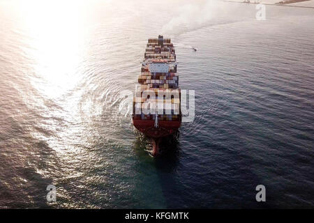 Containerschiff am Meer - Luftaufnahme Stockfoto