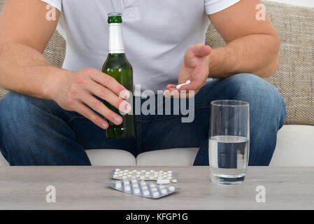 Close-up des Menschen zeigen, Pillen und Flasche in der Hand halten Stockfoto