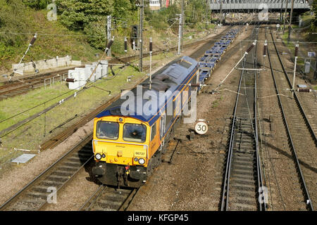 GBRF-Diesellokomotive der Klasse 66 66737 mit einem kurzen leeren Wagen in Richtung Süden, der durch York fährt. Stockfoto