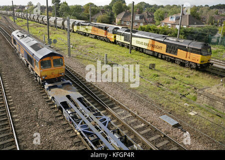 Diesellokomotiven der Baureihe 66 der Baureihe GBRf passieren die Colas Rail Freight Lokomotiven 70814 und 60095 auf den Anschlussgleisen Holgate südlich des Bahnhofs York, Großbritannien. Stockfoto