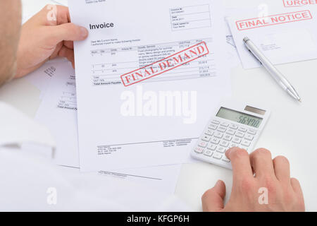 Mann Berechnung Rechnung mit endgültigen Bedarfsmeldung Stockfoto