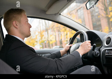 Porträt eines jungen Mannes, der Auto fährt Stockfoto