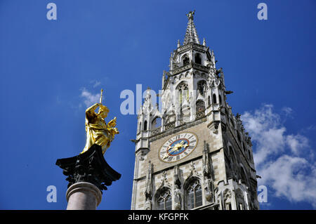 Die goldene Statue der Maria (mariensaule), eine Mariensäule auf dem Marienplatz und Rathaus im Hintergrund - München, Deutschland Stockfoto