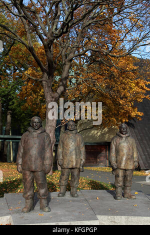 Statuen im Fram Museum in Oslo, um an Roald Amundsen (Mitte) und sein Team zu erinnern, das 1911 den Südpol erreichte Stockfoto