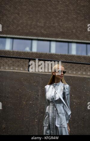 Tatiana Korsakova nach Christopher Kane London Fashion Week Frühling Sommer 2018 : 18. September 2017 Street Style London UK Stockfoto