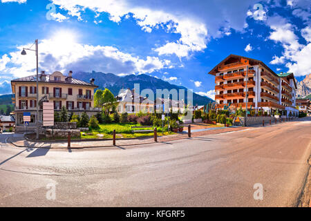 Cortina D' Ampezzo Straße und Alpen Gipfel Panoramablick, Venetien Region von Italien Stockfoto