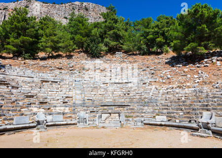 Ruinen des Theaters in der antiken Stadt Priene durch ein Erdbeben zerstört. Stockfoto