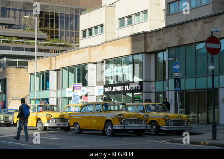 New York Taxis im Stadtzentrum von Glasgow, die für die Dreharbeiten zur Fernsehsendung Melrose in New York City umgewandelt wurden. Stockfoto