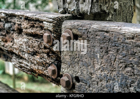 Nahaufnahme des verfallenen getragen Holzzaun ausklingende Holz- Textur mit shollow dof Stockfoto