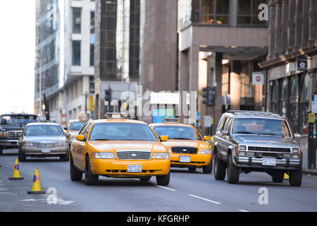 New Yorker Taxis und amerikanische Autos im Stadtzentrum von Glasgow, das für die Dreharbeiten zur Fernsehsendung Melrose in New York City umgewandelt wurde. Stockfoto