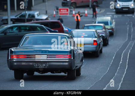 Amerikanische Autos im Stadtzentrum von Glasgow, das für die Dreharbeiten zur Fernsehsendung Melrose in New York City umgewandelt wurde. Stockfoto