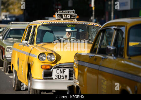 New York Taxis im Stadtzentrum von Glasgow, die für die Dreharbeiten zur Fernsehsendung Melrose in New York City umgewandelt wurden. Stockfoto