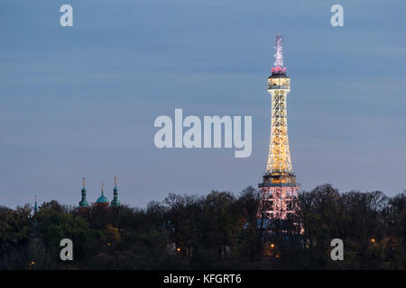 Aussichtsturm auf Petrin Hügel bei Einbruch der Dunkelheit mit der Nacht beleuchtung Stockfoto