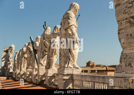 Zurück Blick auf die Statuen der Heiligen Apostel auf der Oberseite der St. Peter Basilika Dach Stockfoto