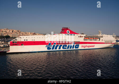 Cagliari, Italien - 26 August, 2017: Der tirrenia Fähre verlässt den Hafen von Cagliari in Richtung Civitavecchia, Rom. Stockfoto