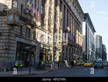 US-Flaggen hängen vom Gebäude der Scottish Legal Life Assurance Society im Stadtzentrum von Glasgow, das für die Dreharbeiten zur Fernsehsendung Melrose in New York City umgewandelt wurde. Stockfoto