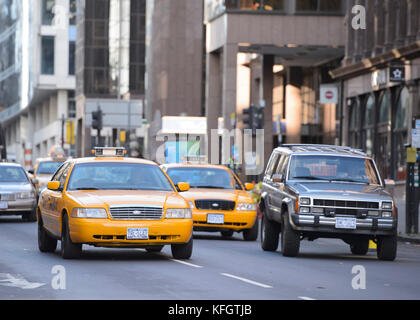 New Yorker Taxis und amerikanische Autos im Stadtzentrum von Glasgow, das für die Dreharbeiten zur Fernsehsendung Melrose in New York City umgewandelt wurde. Stockfoto