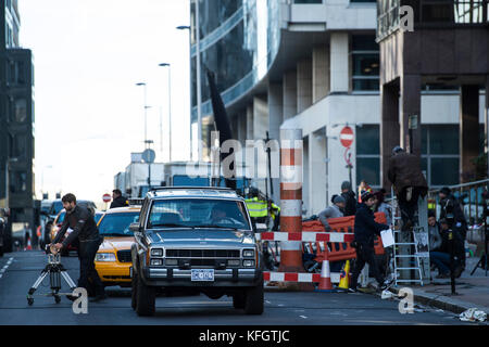 New Yorker Taxis und amerikanische Autos im Stadtzentrum von Glasgow, das für die Dreharbeiten zur Fernsehsendung Melrose in New York City umgewandelt wurde. Stockfoto