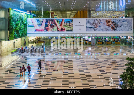 Singapur - 16. Juli 2017: Besucher um ankunftshalle Einwanderung in Changi Airport entfernt. Es verfügt über 4 Terminals und ist eines der großen Stockfoto