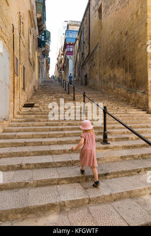 Mädchen/Kinder/Kinder/Kind/Kind zu Fuß über Treppen/Stufen lange Treppe Treppe weg auf: Mikiel Anton Vassalli Street, Valletta, Malta. Stockfoto