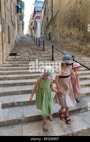 Mädchen/Kinder/Kinder/Kind/Kind zu Fuß über Treppen/Stufen lange Treppe Treppe weg auf: Mikiel Anton Vassalli Street, Valletta, Malta. Stockfoto