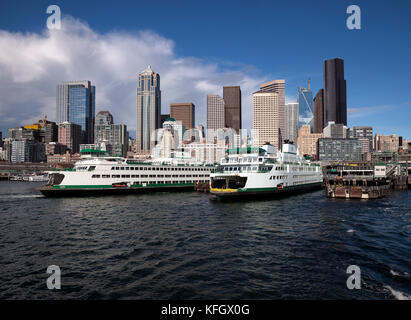 WA 14049-00 ... WASHINGTON - Fähren und in die Stadt Seattleviewed vom Deck des Seattle nach Bremerton Fähre. Stockfoto