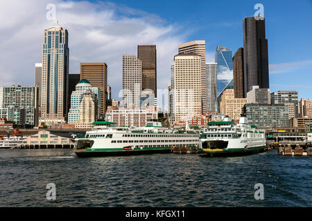 WA 14051-00 ... WASHINGTON - Die Stadt Seattle gesehen vom Deck des Seattle nach Bremerton Fähre. Stockfoto