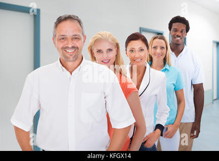 Portrait von zuversichtlich Geschäftsmann mit Multiethnischen Team im Büro Stockfoto