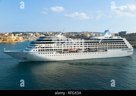 Kreuzfahrtschiff MS Nautica, Segeln ist aus Malta Grand Harbour. im Besitz und betrieben von Oceania Cruises, sie ist Teil ihrer Regatta Klasse. Malta Stockfoto