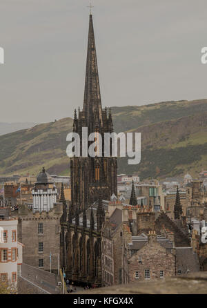 Edinburgh - neue Stadt mit dem mit dem Firth von weiter in den Hintergrund, und die Hub-Hauptquartier des Edinburgh Festivals im Vordergrund. Stockfoto