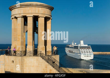 Schiff & Siege Bell Memorial, errichtet 1992 ehrt die, die ihr Leben in der WK II Belagerung von Malta verloren. Lower Barrakka Gardens. Valletta. Malta Stockfoto