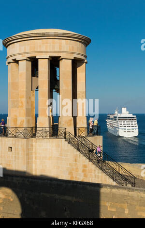 Schiff & Siege Bell Memorial, errichtet 1992 ehrt die, die ihr Leben in der WK II Belagerung von Malta verloren. Lower Barrakka Gardens. Valletta. Malta Stockfoto