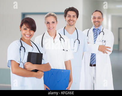 Portrait von Multiethnischen Ärzte mit stethoskope um den Hals stehen im Krankenhaus Stockfoto