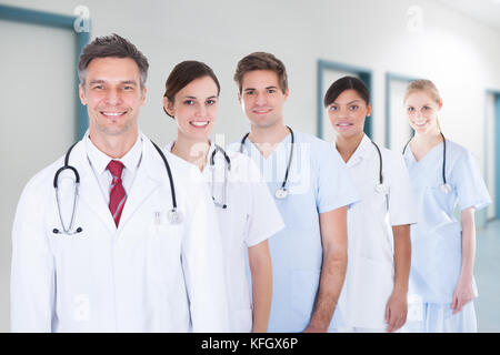 Portrait von zuversichtlich medizinisches Team steht in der Zeile am Krankenhaus Stockfoto