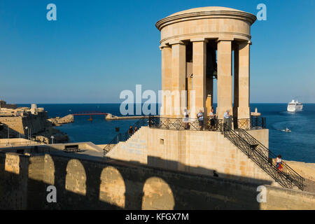 Siege Bell Memorial, errichtet 1992 ehrt die, die ihr Leben in der WK II Belagerung von Malta verloren. Lower Barrakka Gardens. Valletta. Malta. Stockfoto