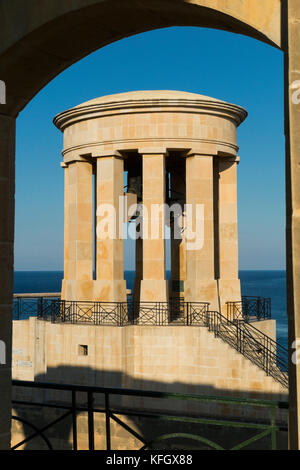 Siege Bell Memorial, errichtet 1992 ehrt die, die ihr Leben in der WK II Belagerung von Malta verloren. Lower Barrakka Gardens. Valletta. Malta. Stockfoto