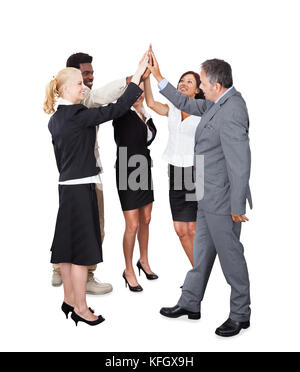 Volle Länge des multiethnischen Business Team Hand in Hand mit weißem Hintergrund Stockfoto