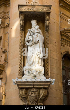 Nische Statue der Madonna von Karmel (Maria und Jesuskind) an der Ecke der Basilika Unserer Lieben Frau vom Berg Karmel, Valletta, Malta. (91) Stockfoto