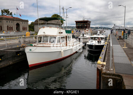 WA14089-00...WASHINGTON - die Schleusen des Hiram M. Chittenden im Ballard-Viertel von Seattle verbinden sich über den Schiffskanal, Salmon Bay of the Pudg Stockfoto