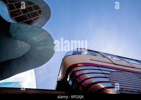 WA14104-00...WASHINGTON - Monorail und Museum of Pop Culture / Experience Music Project im Seattle Center. Stockfoto