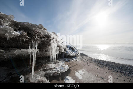 Querformat der eisigen Strand entlang des Lake Ontario nach dem Dezember Ice Storm 2013 während polare Wirbel von 2014 in Whitby, Kanada Stockfoto