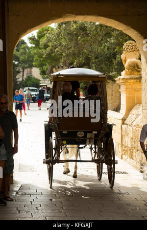 Kutschenfahrt rund um die alten Straßen von Mdina, Malta, für Touristen die Einstellung eines Pferdes und Trap / sightseeing Kutschen. (91) Stockfoto