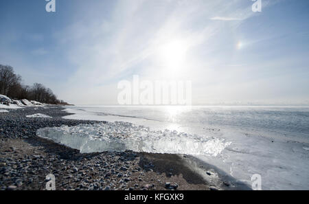 Landschaft Blick auf große Eisbrocken auf vereisten Strand entlang des Lake Ontario nach dem Dezember Ice Storm 2013 während polare Wirbel von 2014 in Whitby, Kanada Stockfoto