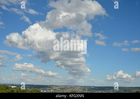 Flauschigen weißen Wolken im blauen Himmel über Sheffield, Großbritannien, Großbritannien, Europa Stockfoto