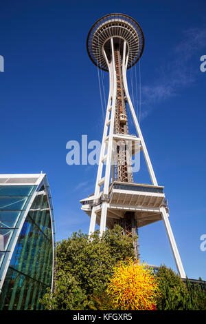 Wa 14137-00 ... Washington - Blick auf Glas und die Space Needle von der chihuly Garten und Glas im Seattle Center. Vertikale hoch Stockfoto