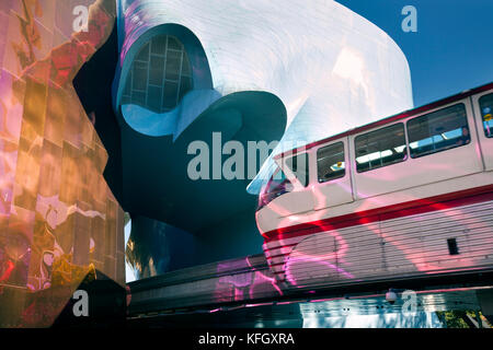 WA 14138-00 ... WASHINGTON - Die Monorail sie in den Tunnel durch das Museum der Popkultur im Seattle Center. Stockfoto