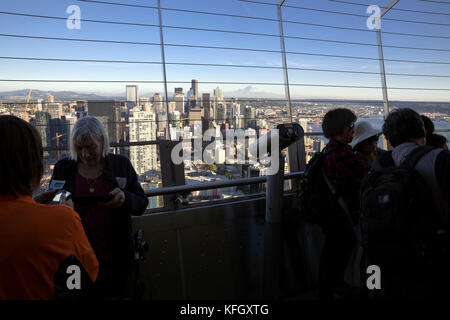 Wa 14146-00 ... Washington - Ansicht von Seattle mit Mount Rainier in der Entfernung von der Aussichtsplattform des Space Needle. Stockfoto